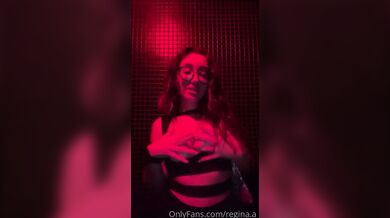 Regina mostra le tette in disco of