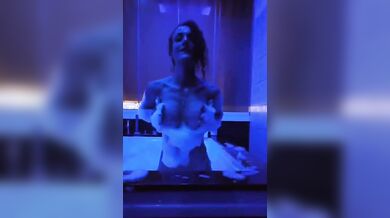 S1ria si masturba in jacuzzi of