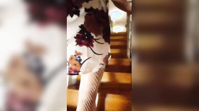 S1ria spogliarello e ditalino in lingerie bianca OF