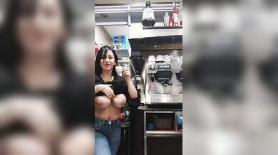 Barista sarda tettona le esce al bar
