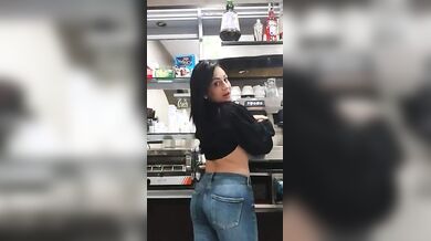 Barista sarda tettona le esce al bar