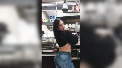 Barista sarda tettona le esce al bar