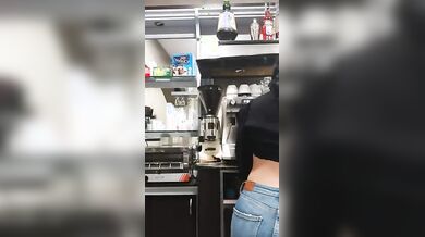 Barista sarda tettona le esce al bar