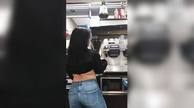 Barista sarda tettona le esce al bar