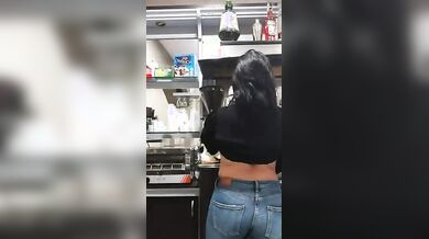 Barista sarda tettona le esce al bar