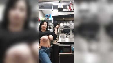 Barista sarda tettona le esce al bar