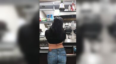 Barista sarda tettona le esce al bar