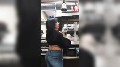 Barista sarda tettona le esce al bar