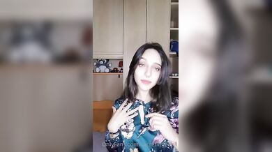 Secretlittled0ll leva il reggiseno OF