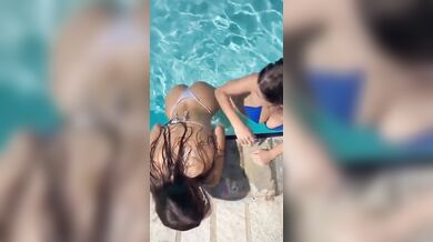 Shinra in piscina tocca le tette all'amica