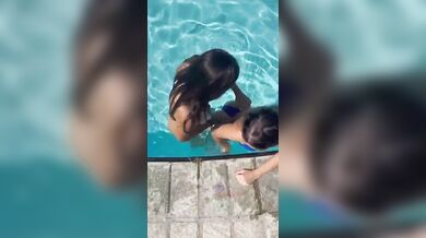 Shinra in piscina tocca le tette all'amica