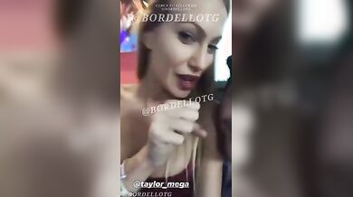 Taylor Mega tette e upskirt in un locale pubblico con amici
