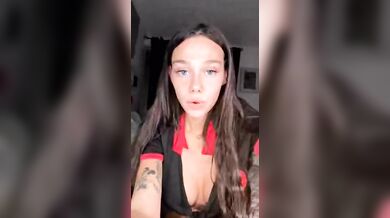 Tettona siliconata si spoglia e masturba in live OF