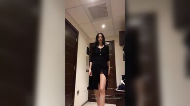 Alessia fa vedere le tette e il culo