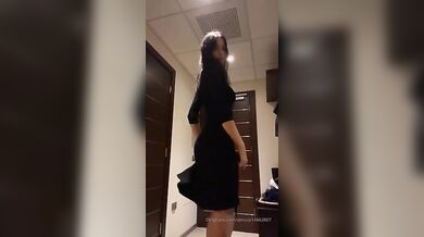 Alessia fa vedere le tette e il culo