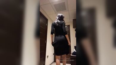 Alessia fa vedere le tette e il culo