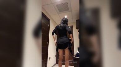 Alessia fa vedere le tette e il culo