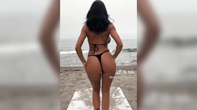 Profumomargot balletto hot in bikini sulla spiaggia