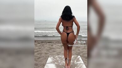 Profumomargot balletto hot in bikini sulla spiaggia