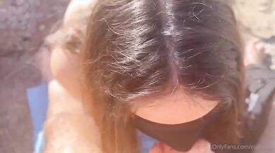 Cutie S4ra pompino sugli scogli con guardone che se lo mena