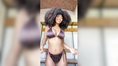 Ragazza milanese tettona molto fica