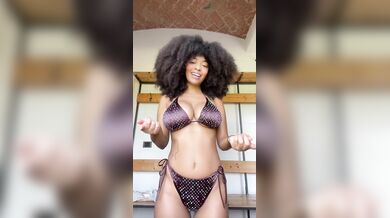 Ragazza milanese tettona molto fica