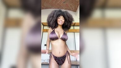 Ragazza milanese tettona molto fica