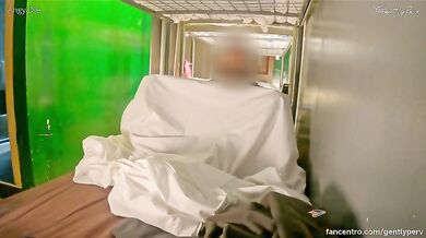 Gentl1Perv si fa succhiare il cazzo da sconosciuta in un ostello