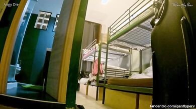 Gentl1Perv si fa succhiare il cazzo da sconosciuta in un ostello