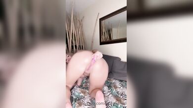 Hiulia Vaneri gode con dildo nel culo OF