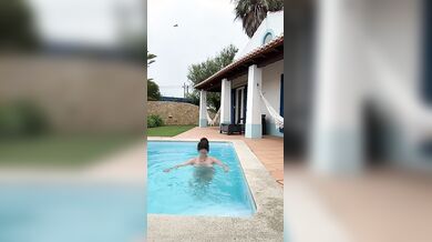 Mady Gi0 in piscina nuda OF