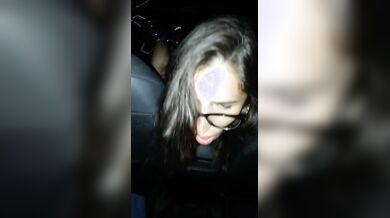 Alessia scopata a pecorina in macchina