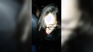 Alessia scopata a pecorina in macchina