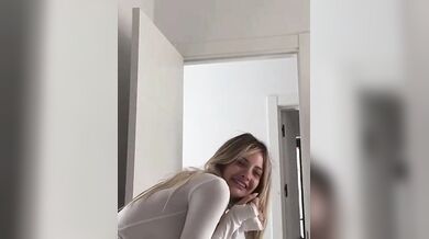 Bionda italiana fica coi capezzoli duri