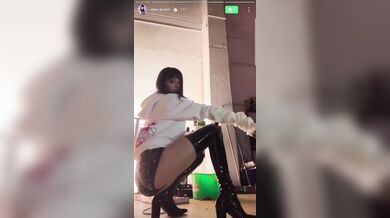 Elena Berlato short e stivali al ginocchio da maiala OF