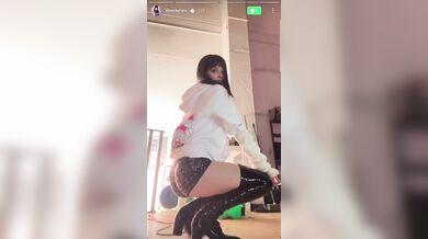 Elena Berlato short e stivali al ginocchio da maiala OF