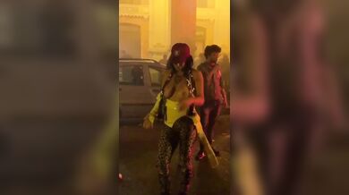 Priscilla Salerno in topless per strada - Forza Granata