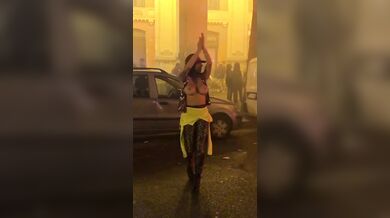 Priscilla Salerno in topless per strada - Forza Granata