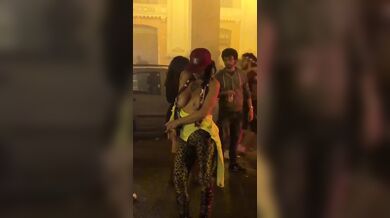 Priscilla Salerno in topless per strada - Forza Granata