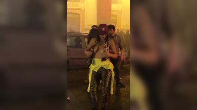 Priscilla Salerno in topless per strada - Forza Granata