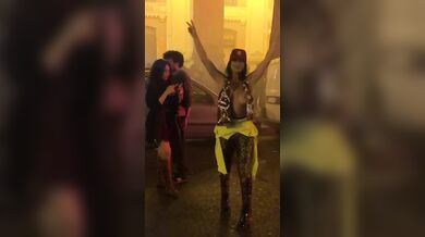 Priscilla Salerno in topless per strada - Forza Granata