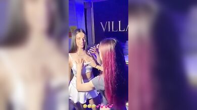 Grelm si fa toccare le tette dalla fan