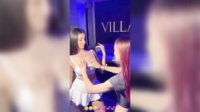 Grelm si fa toccare le tette dalla fan