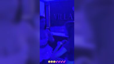 Grelm si fa toccare le tette dalla fan