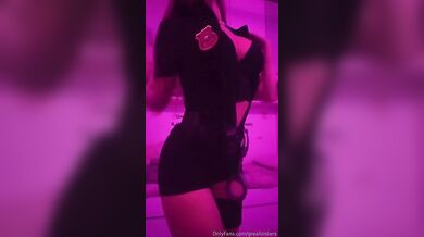 Gret4 vestita da poliziotta spogliarello OF