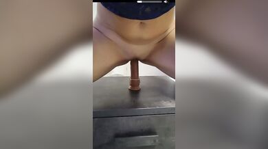 Onlyfanser italiana cavalca dildo