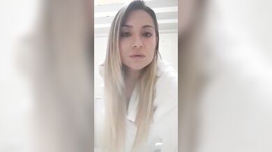 La mammina si masturba in bagno