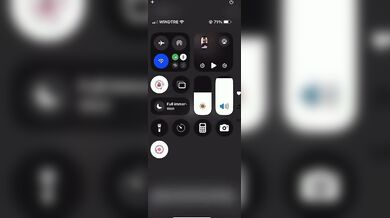 Mano in fica coi pantaloni e ditalino OF