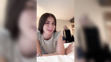 Ambra e Paolina le calippare fanno un pompino a disabile OF