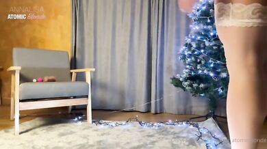 At0mic4 bionda si masturba per Natale OF